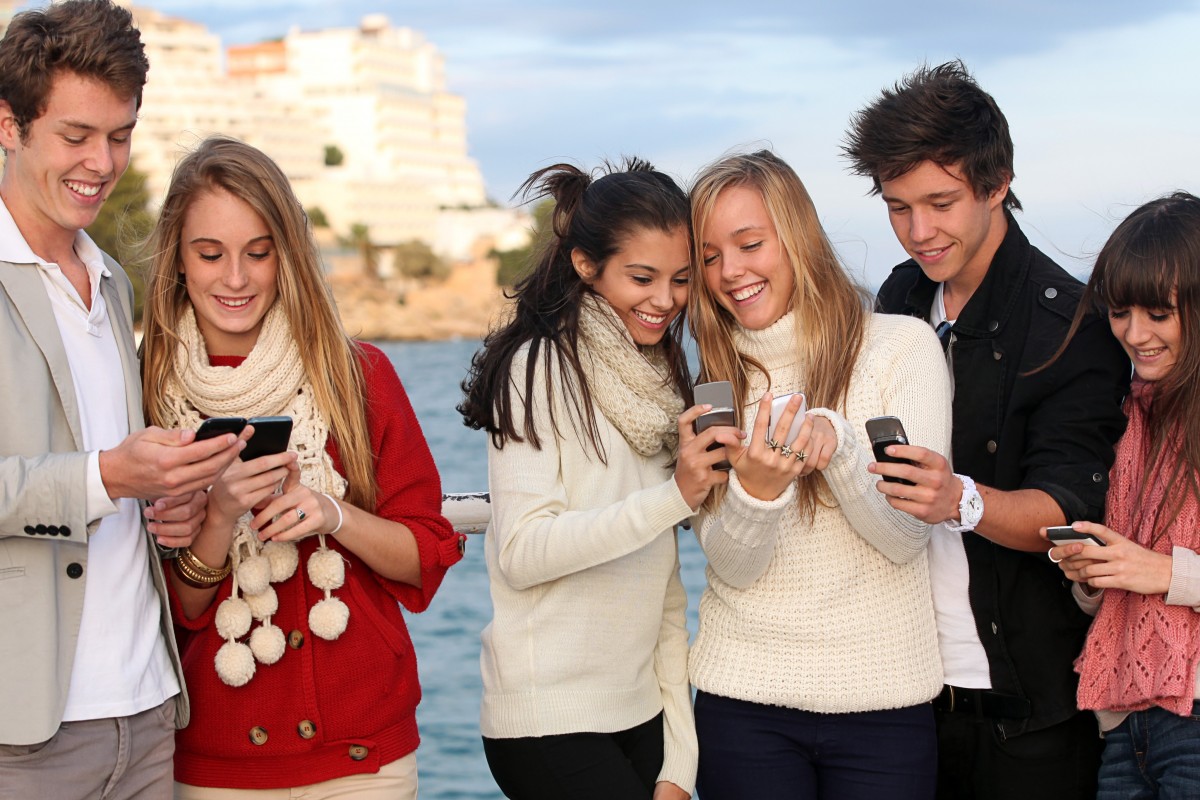 diamonddog kids-on-phones Here Comes Generation Z – Is Your Business Ready? 