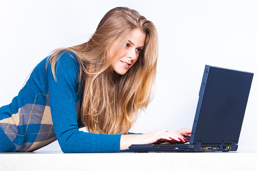 diamonddog girl-on-laptop An Advertorial is Perfect for Growing Your Business 